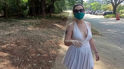 Openbare naaktheid: 'n meisie van Rusland probeer haar klere uittrek in die strate van Rio de Janeiro. Sy is amper gearresteer.