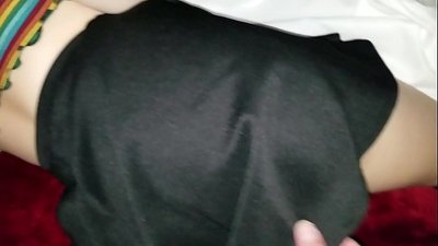 Slapende maagdelike skoolmeisie suster kry haar stywe gat met haar vingers